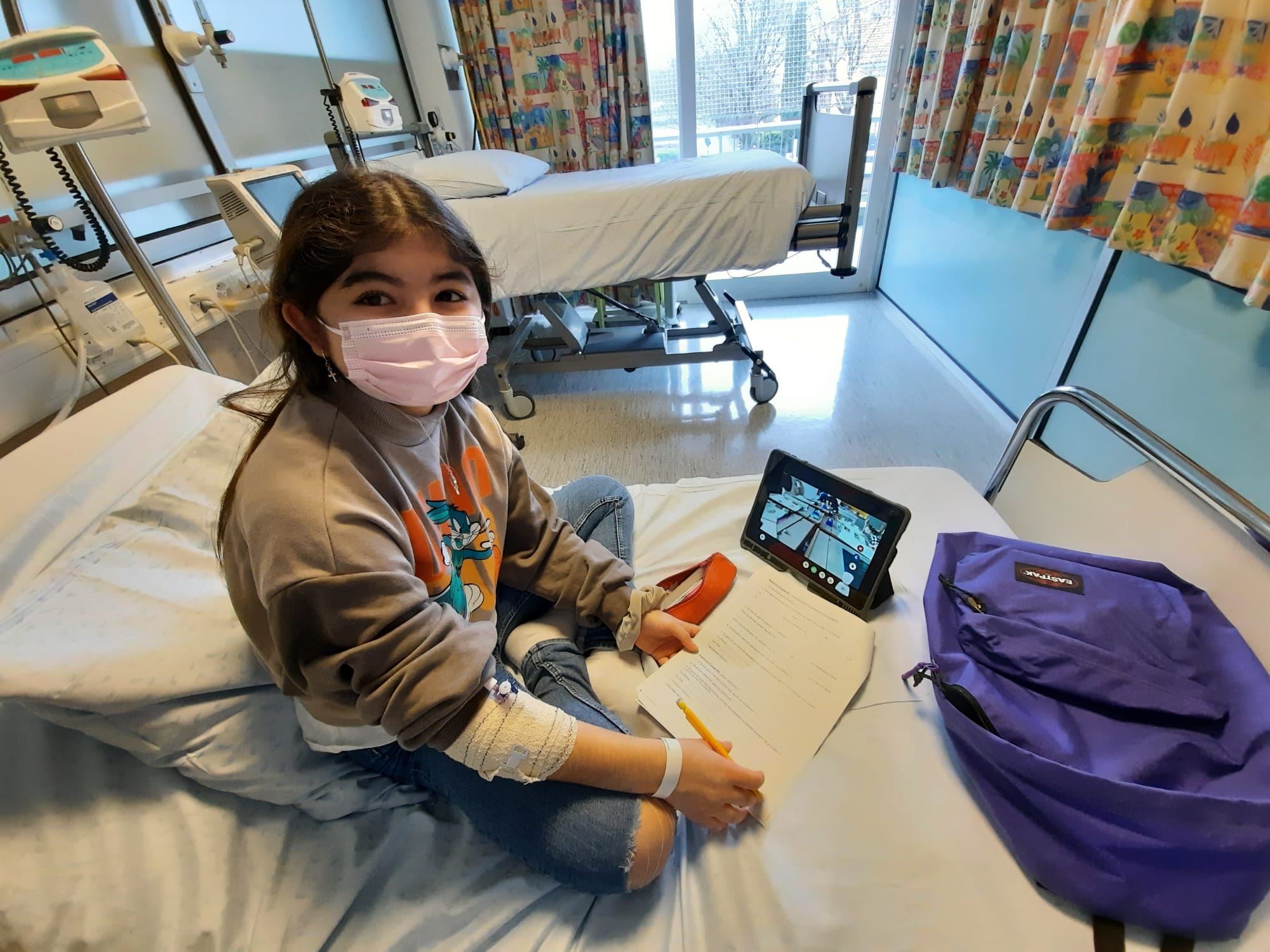 Une patiente participe à son cours grâce à son robot de téléprésence