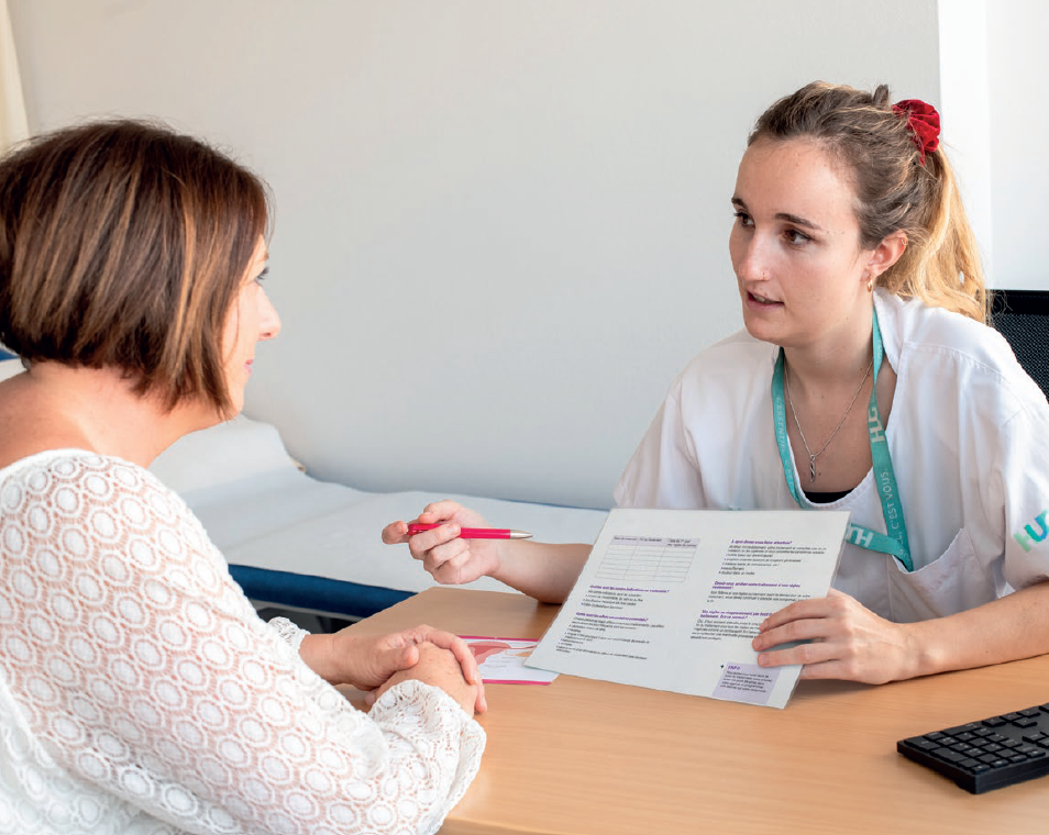 Une médecin avec une patiente en consultation