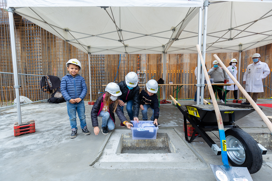 Les enfants déposent la capsule dans les fondations 