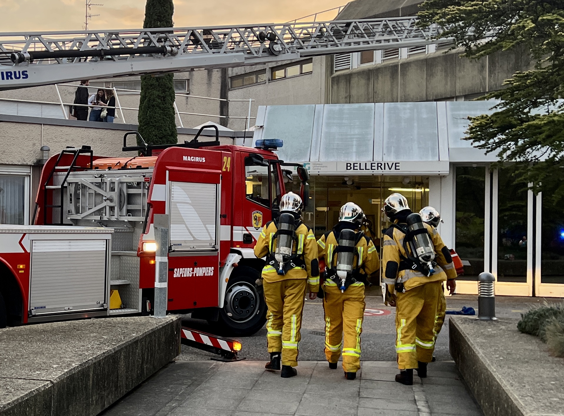 Photo de pompiers à l'Hôpital de Bellerive lors de l'incendie du 5 octobre 2023