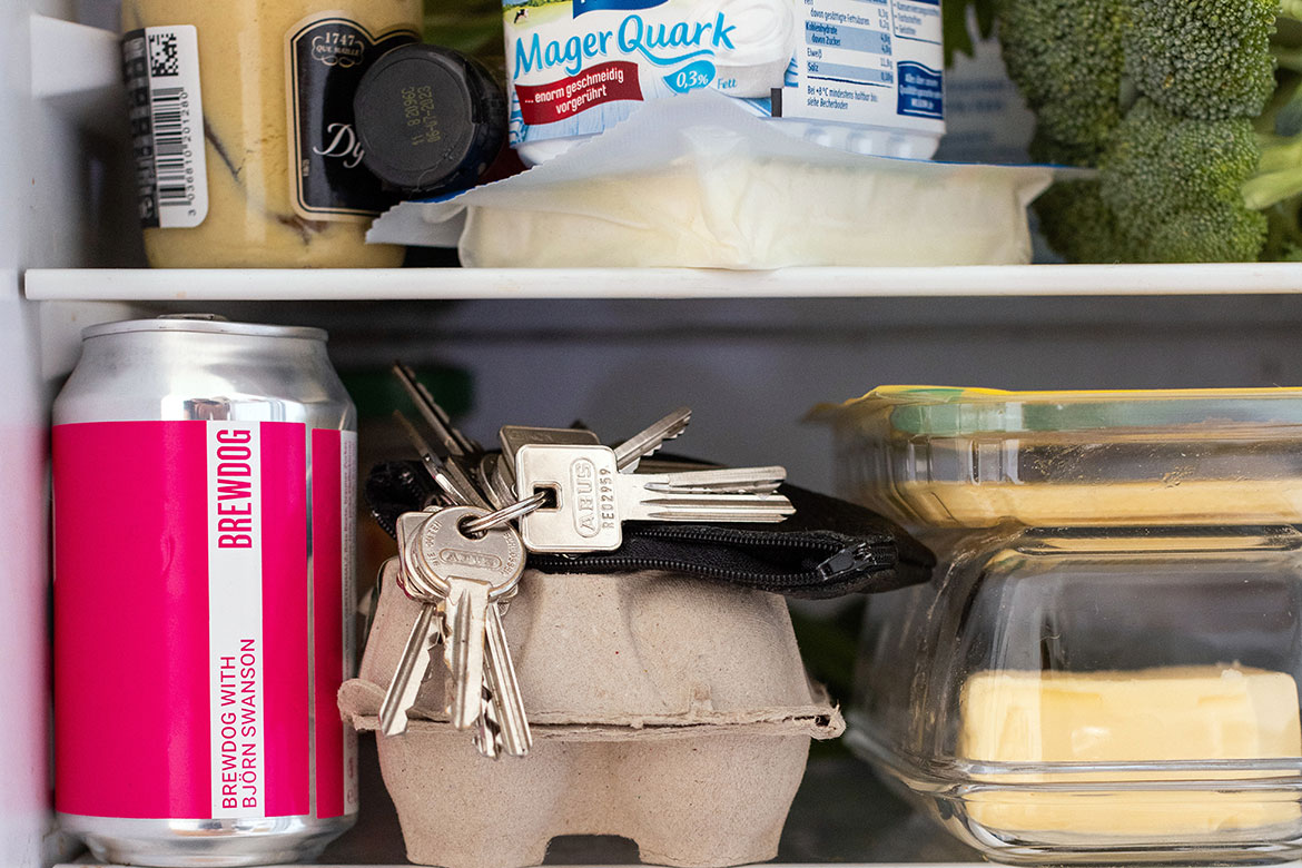 La photo montre un trousseau de clé dans un frigo