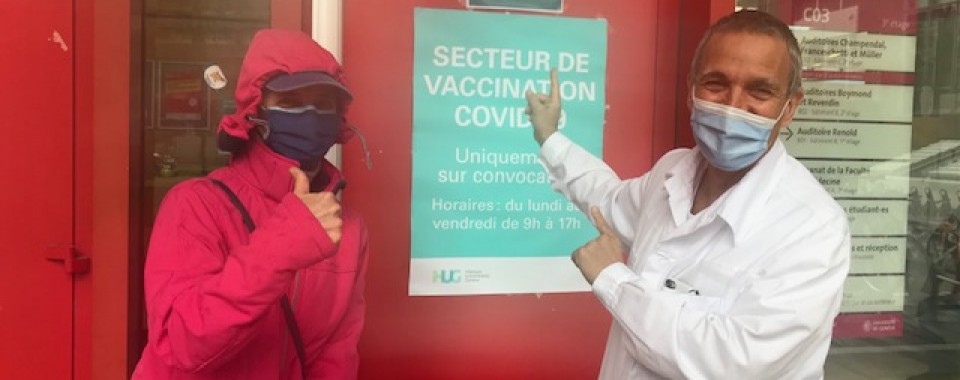 Le Pr Pierre-Yves Dietrich, à droite, invite les personnes souffrant d'un cancer à contacter leur médecin pour déterminer le meilleur moment pour se faire vacciner.