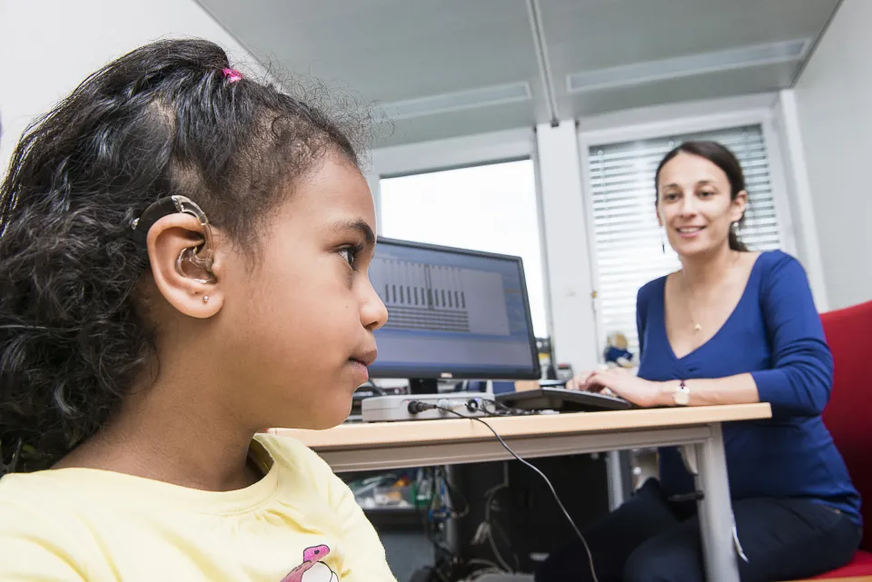 Enfant portant un implant cochléaire 