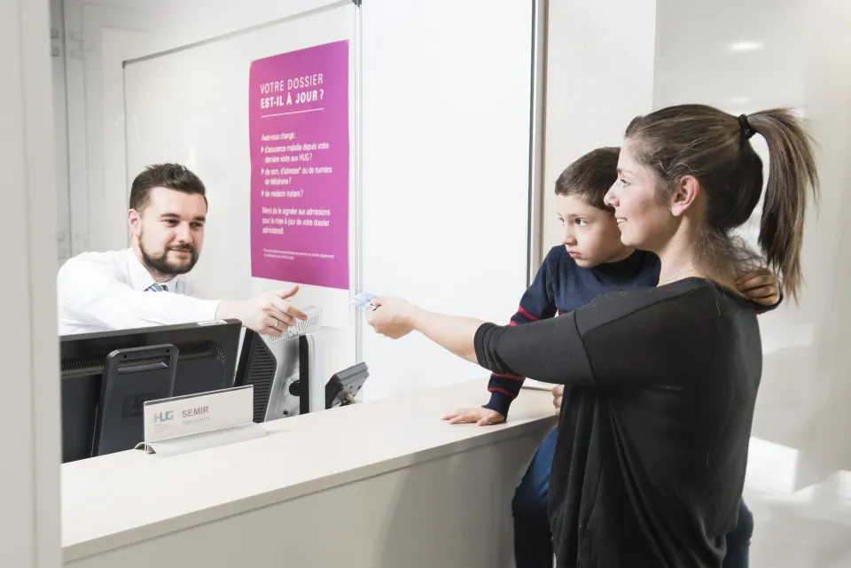 patiente et son fils à l'accueil de l'hôpital