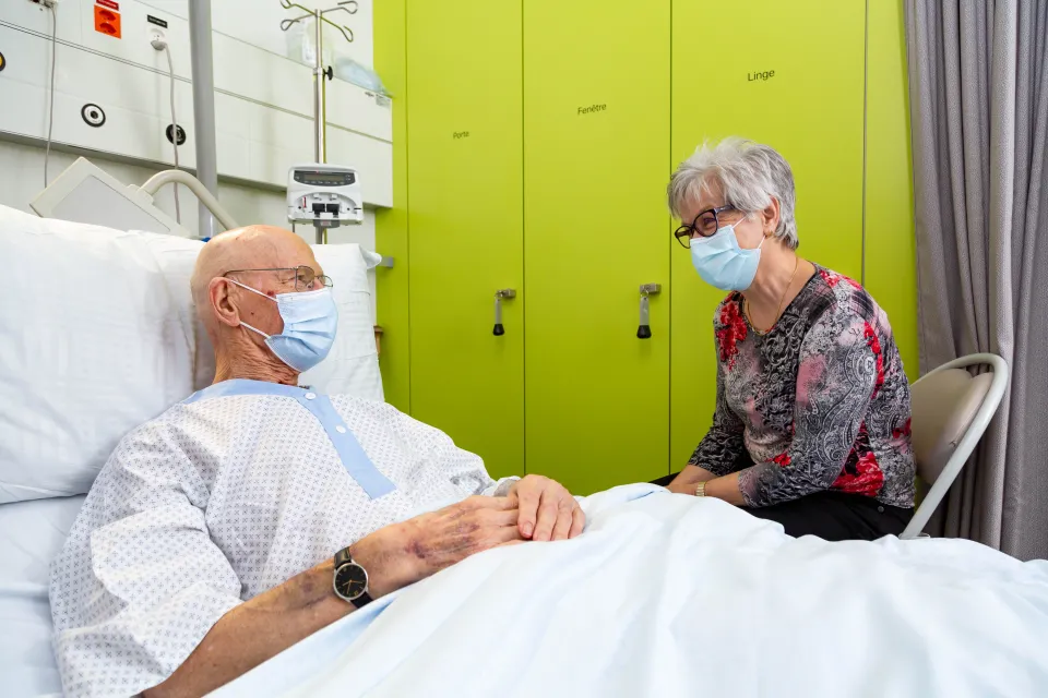 une bénévoles des HUG auprès d'un patient