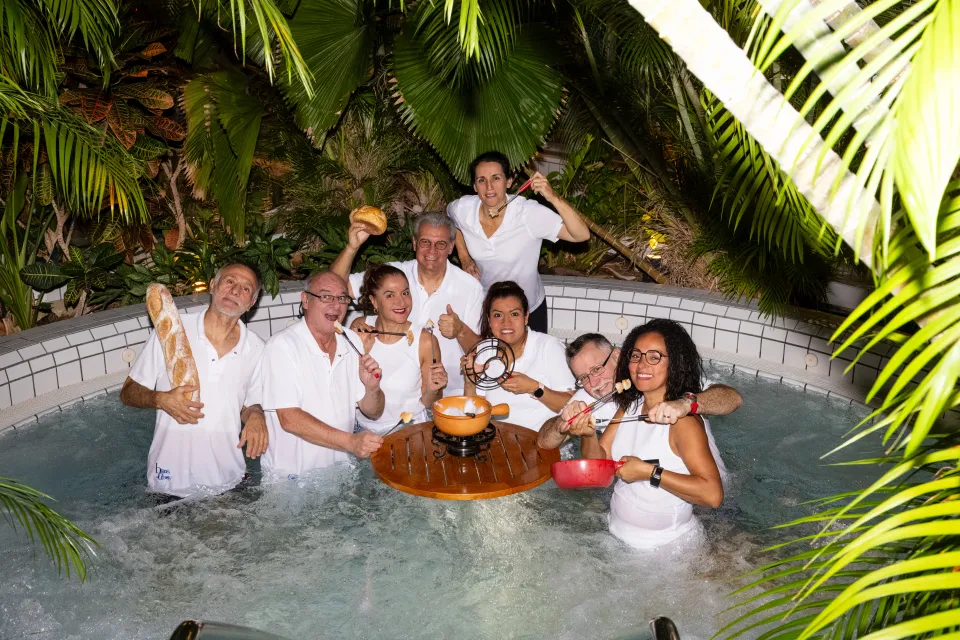 L'équipe des Bains de Cressy mangeant une fondue dans les bassins