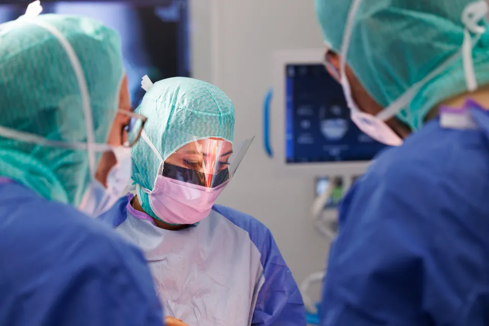 Bloc opératoire, chirurgienne et chirurgiens - Jonathan Imhof | HUG - 2025Jonathan Imhof | HUG - 2025