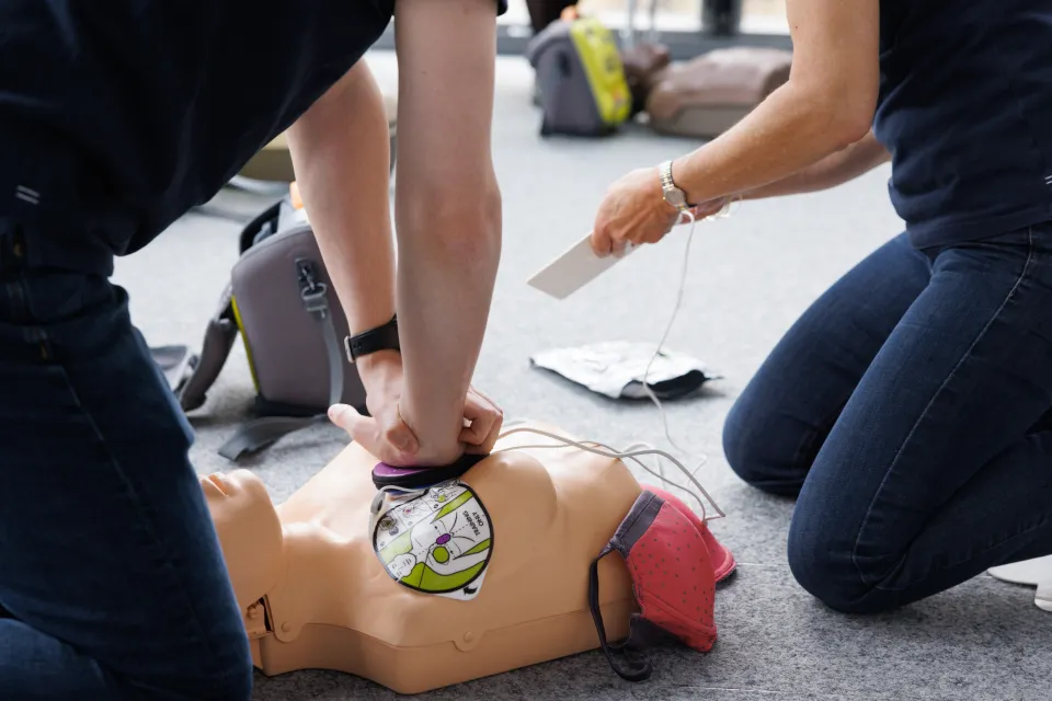Exercice de massage cardiaque sur mannequin féminin par Save a life