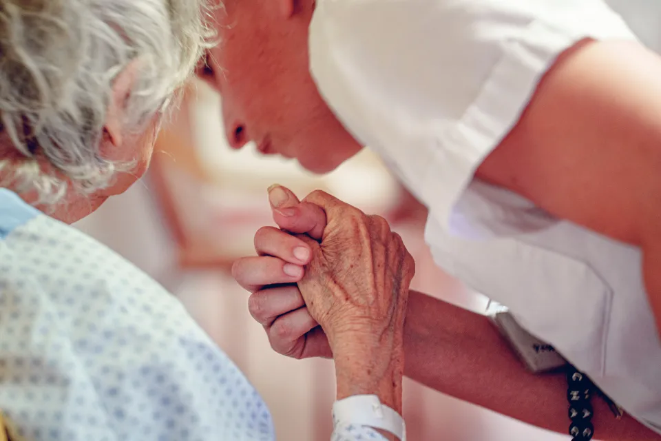 Soignant et patient - Copyright : David Wagnières - HUG