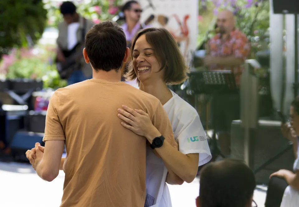 Infirmière dansant avec un patient Copyright : HUG