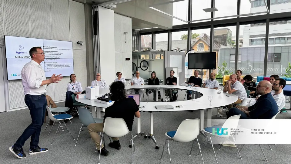 un groupe de médecins discutant de la réalité virtuelle au centre d'innovation