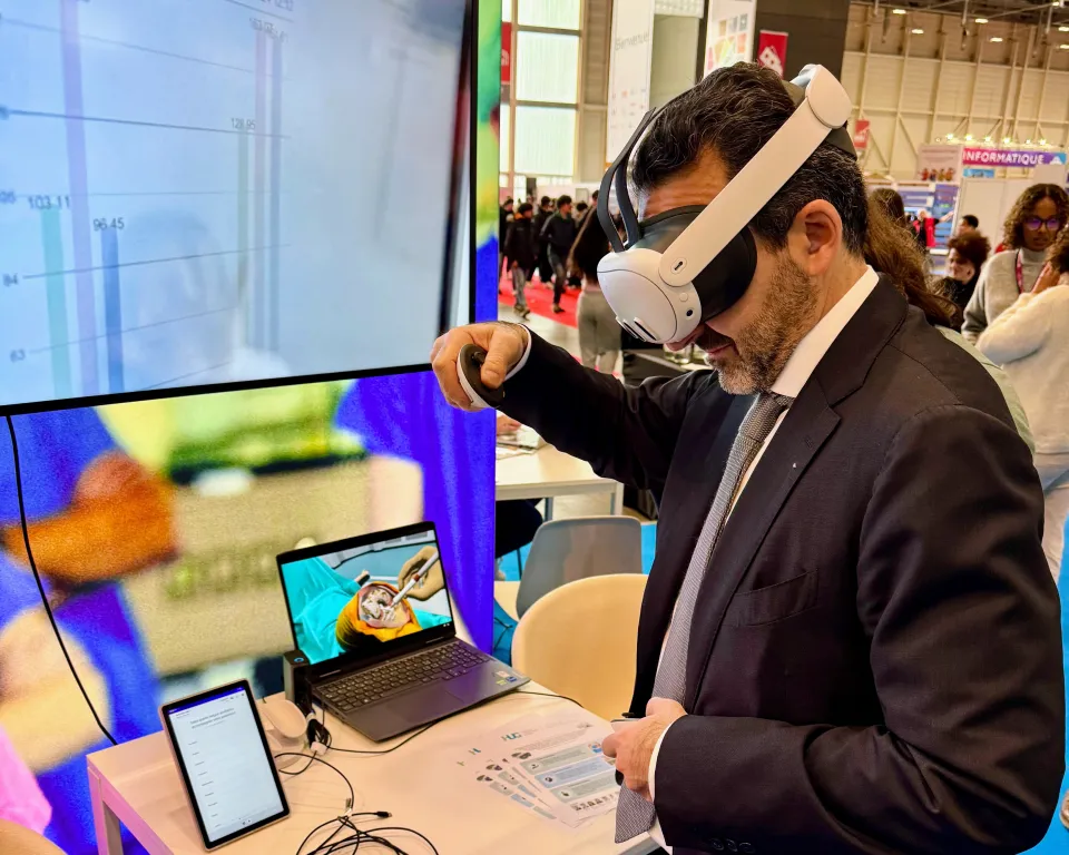 The director general is performing surgery in virtual reality.