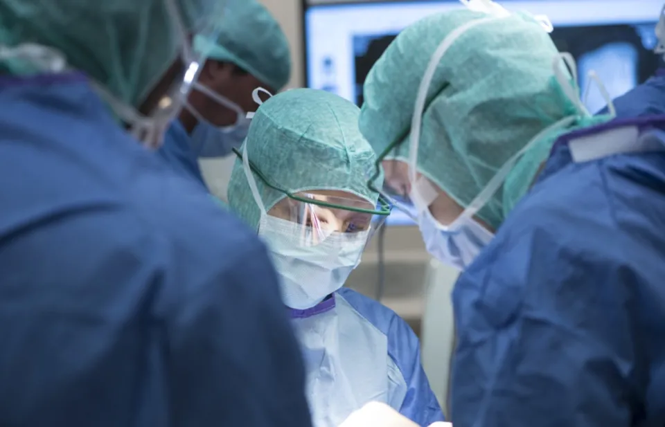 Photo d'une équipe médicale durant une chirurgie - Copyright : HUG - Julien Gregorio
