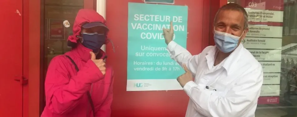 Le Pr Pierre-Yves Dietrich, à droite, invite les personnes souffrant d'un cancer à contacter leur médecin pour déterminer le meilleur moment pour se faire vacciner.