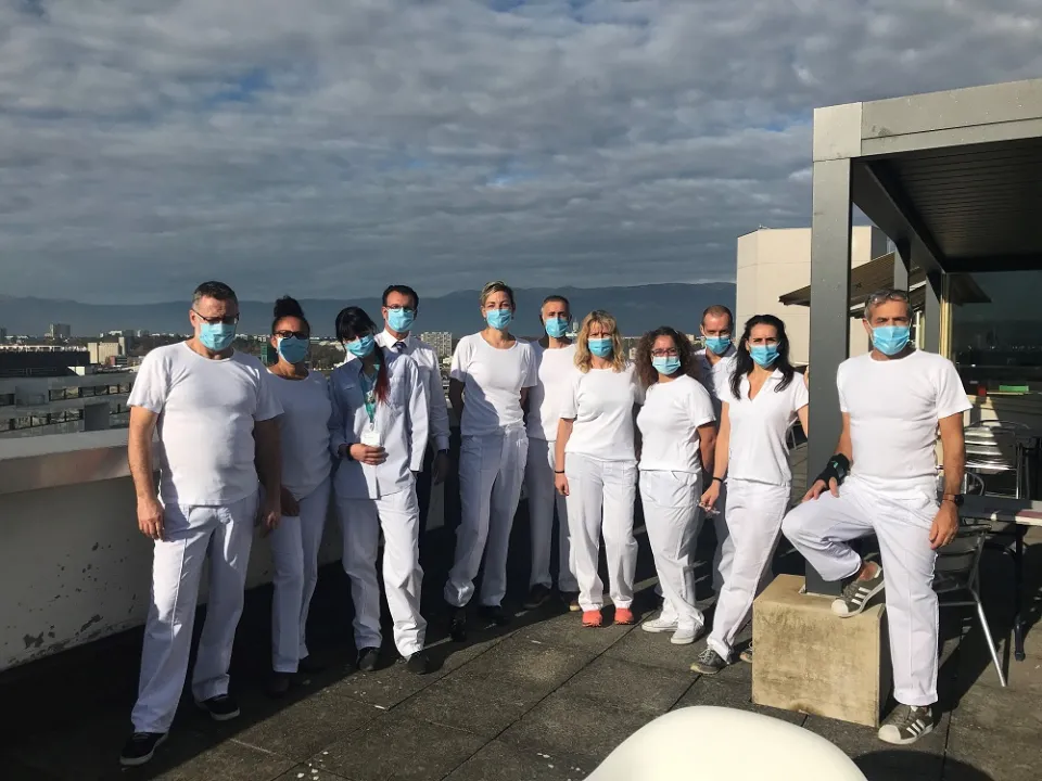 L'équipe des Bains de Cressy sur la terrasse des HUG