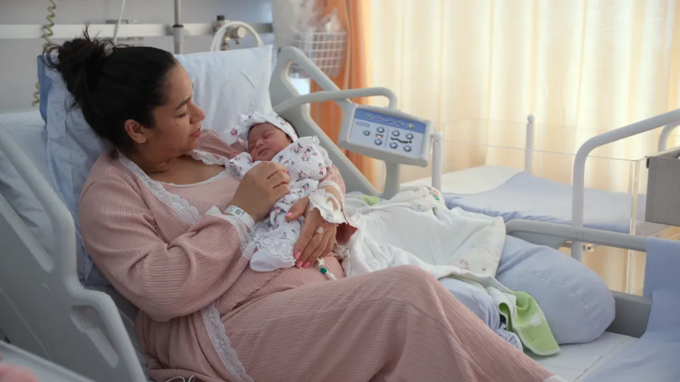 femme et bébé à la maternité