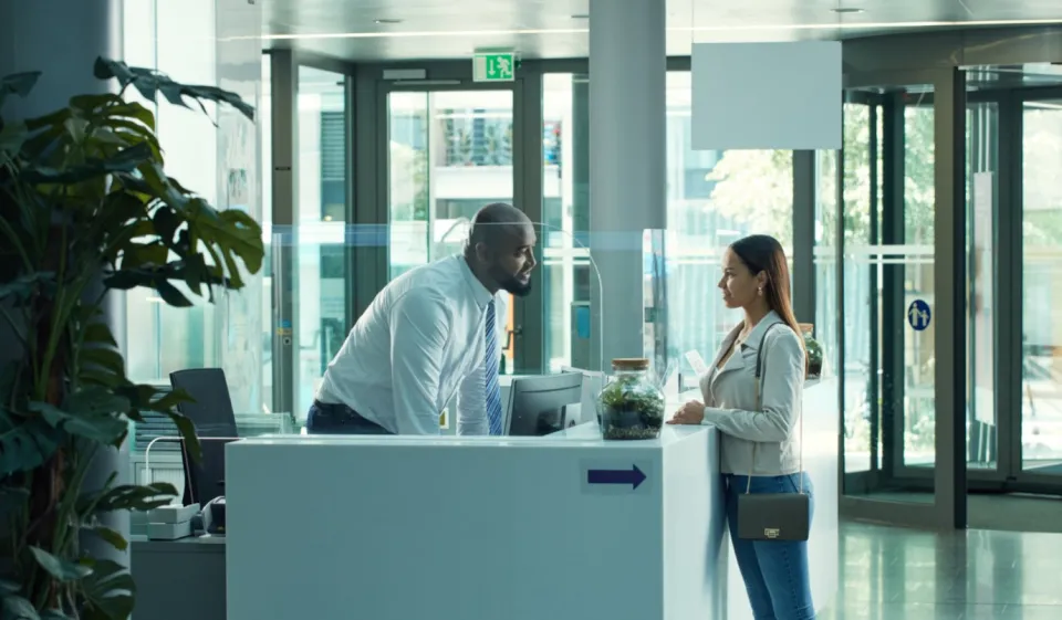 personne au guichet d'accueil des HUG