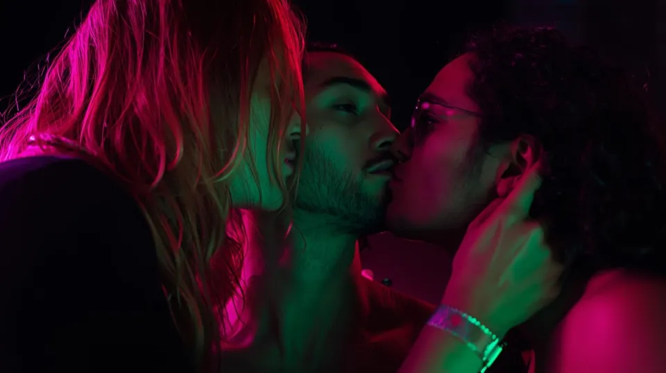 Photo de trois personnes s'embrassant, image générée avec l’aide d’une intelligence artificielle