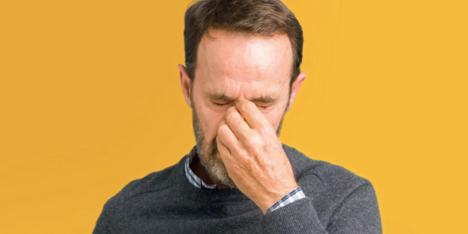 Homme touché par des symptômes post-Covid