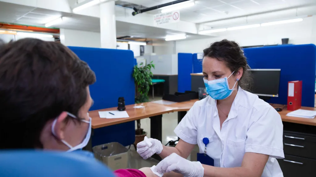 Un partenariat public-privé lance une étude pour lutter contre la pandémie du COVID-19 - HUG