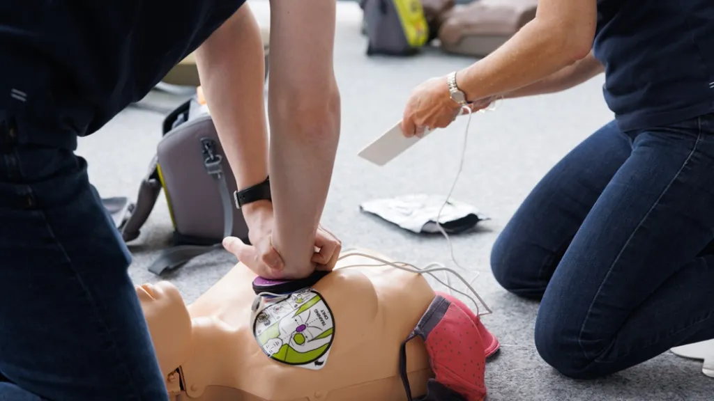 Exercice de massage cardiaque sur mannequin féminin par Save a life
