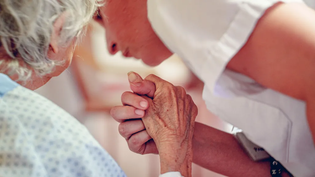 Soignant et patient - Copyright : David Wagnières - HUG