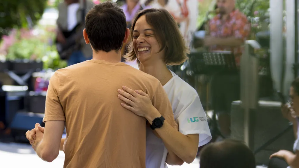 Infirmière dansant avec un patient Copyright : HUG