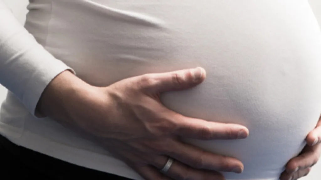 Pendant la grossesse, la vaccination contre le COVID-19 offre une protection efficace contre le risque de complications dues au variant Omicron