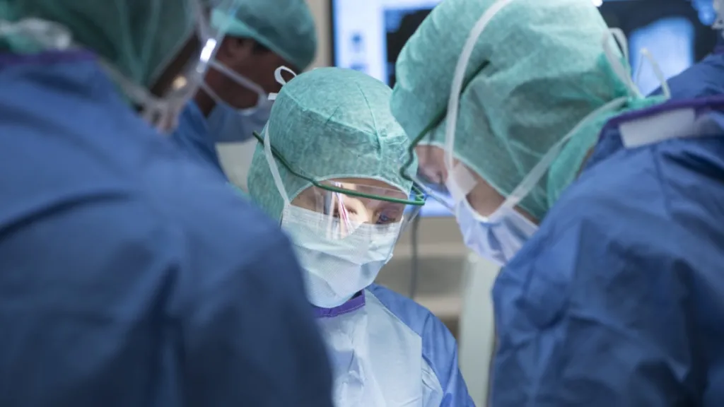 Photo d'une équipe médicale durant une chirurgie - Copyright : HUG - Julien Gregorio