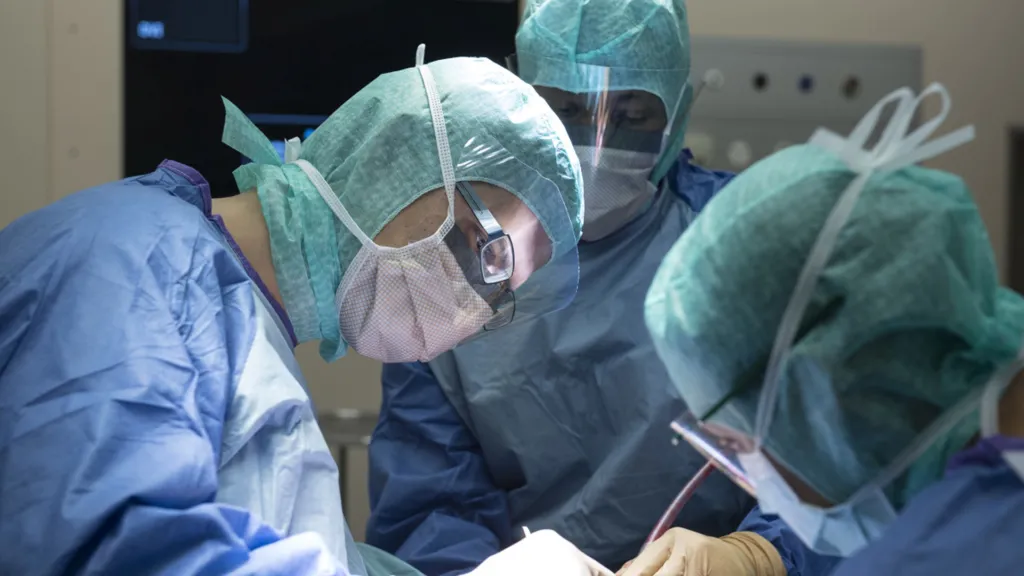 Equipe chirurgicale aux HUG - Copyright : HUG