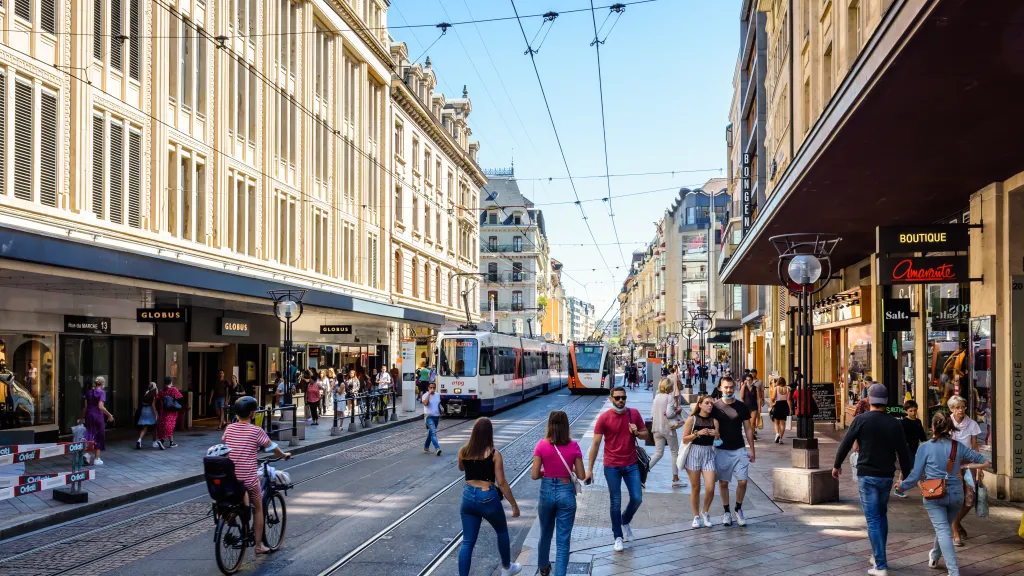 Personnes dans une rue de Genève