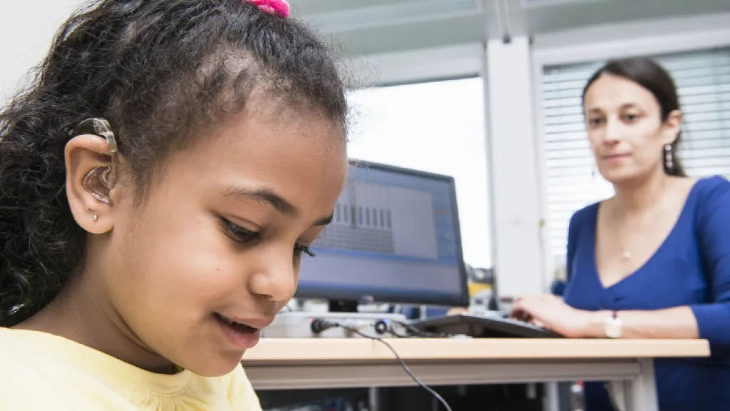 Une jeune patiente bénéficiant d’un implant cochléaire - © 2015 Julien Gregorio/phovea/HUG