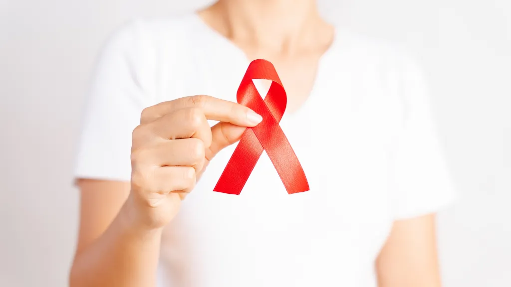Personne tenant un ruban VIH
