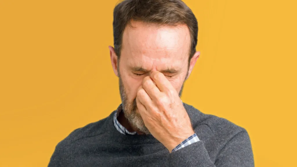 Homme souffrant de symptômes Post COVID