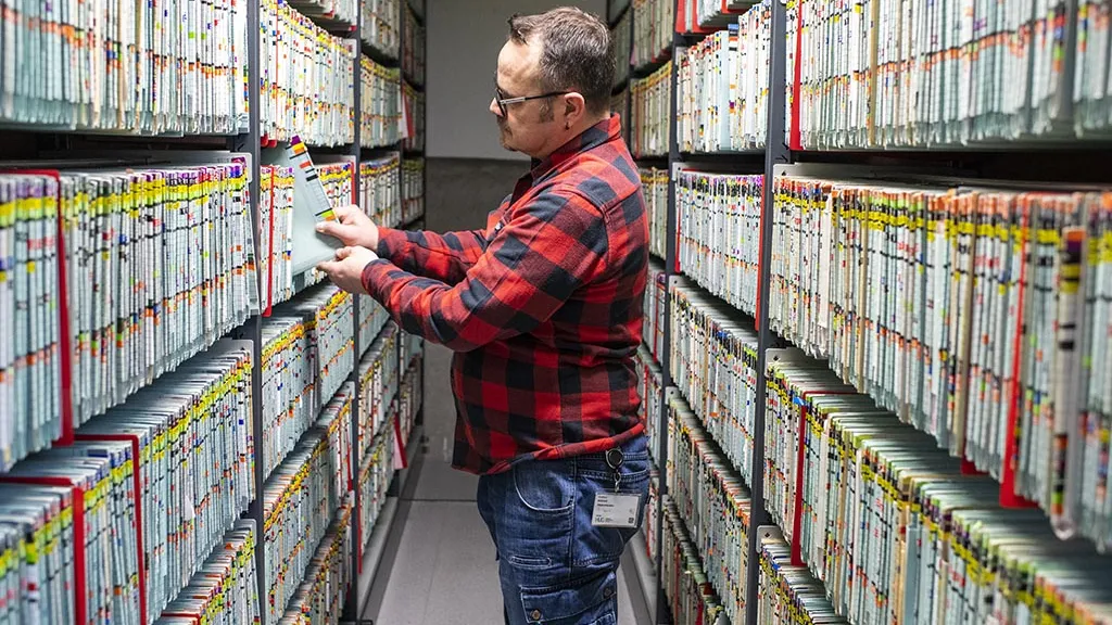 Des dossiers médicaux suspendus – les numéros en couleurs indiquent la date de naissance du patient et l’année de traitement