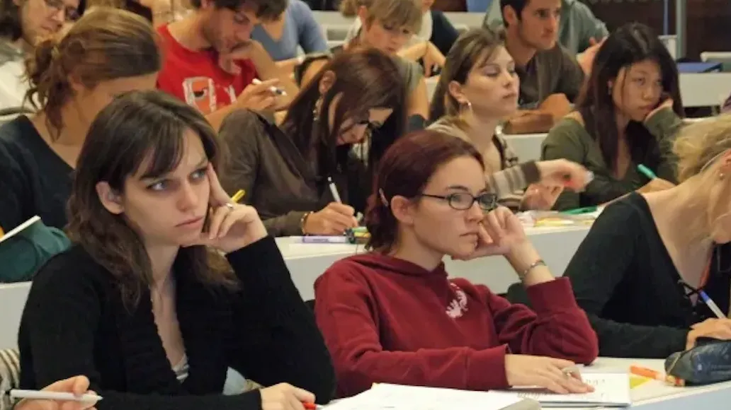 Image de personnes suivant une formation