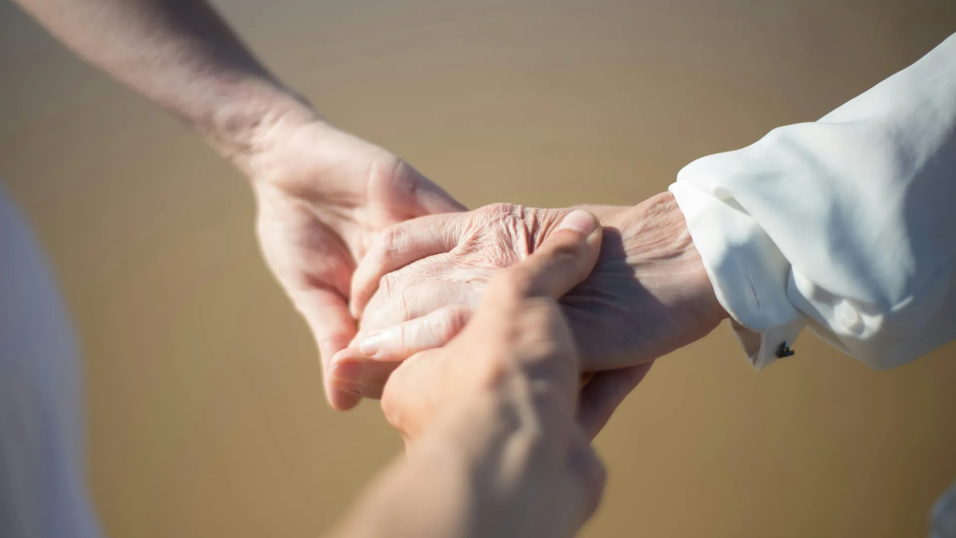 mains personne âgée