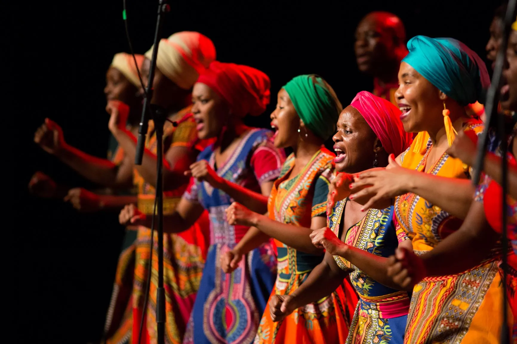 Le Soweto Ubufakazi Choir sur scène en train de chanter