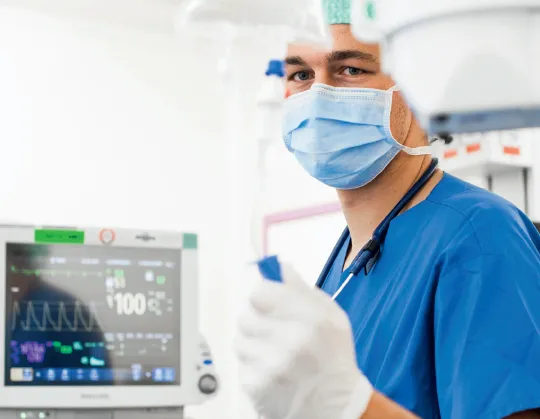 Docteur dans une salle de réanimation