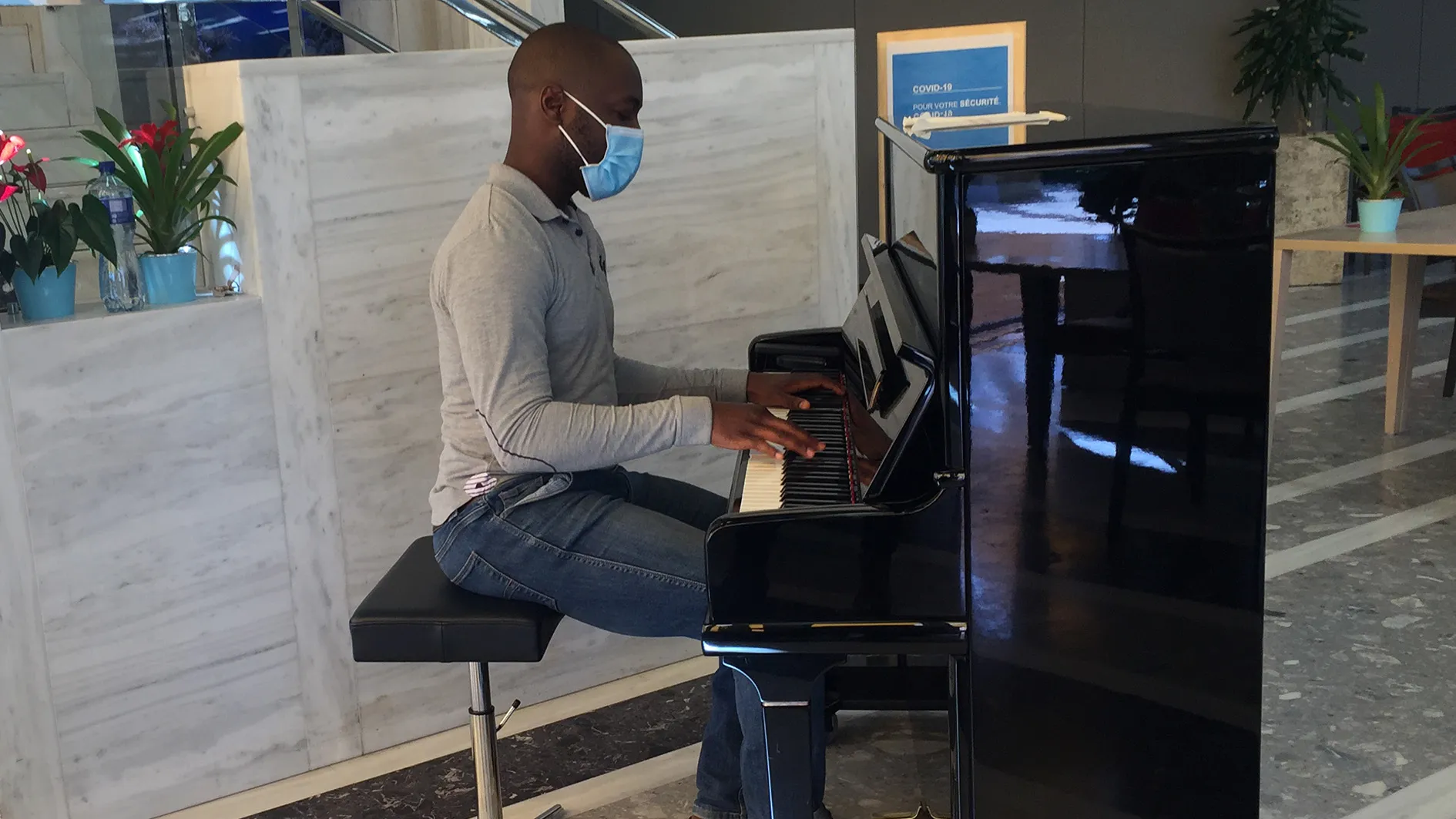 Image Peter Sob au piano