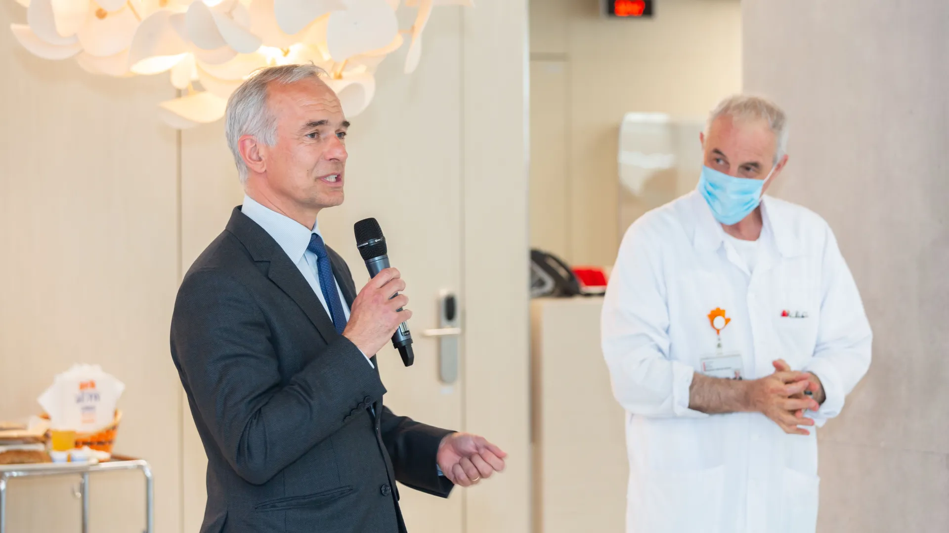 Bertrand Levrat, directeur général des HUG, et le Pr Didier Pittet, médecin chef du SPCI 