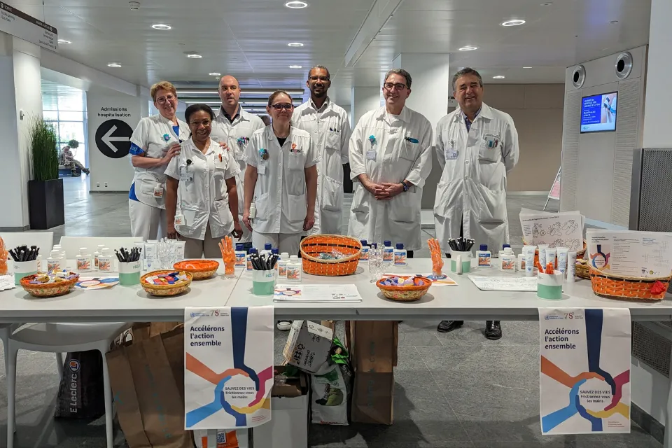 L'équipe du SPCI avec le Directeur médical Arnaud Perrier lors de la Journée de l'hygiène des mains 2023