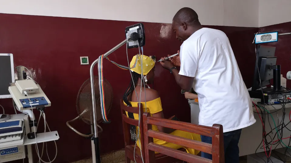 Installation matériel de neurologie au Centre hospitalier de Bangui
