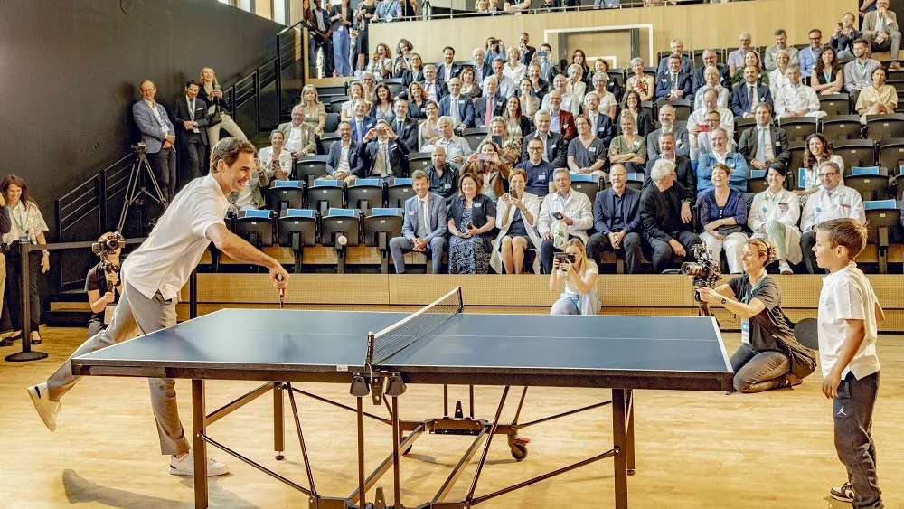 Roger Federer échange des balles avec des enfants lors de l'inauguration de la MEA