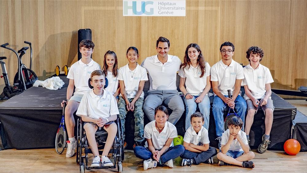 Roger Federer avec les enfants lors de l'inauguration de la MEA