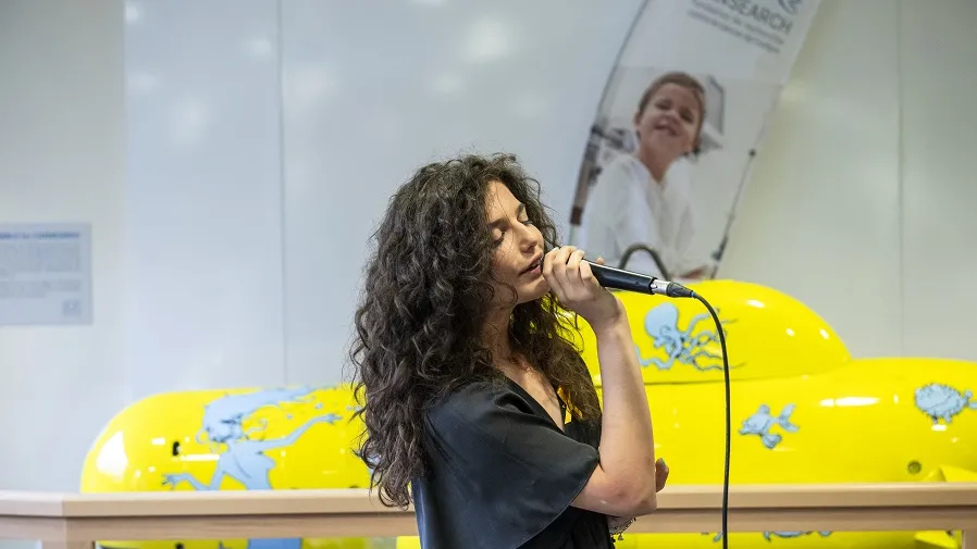 Noa R. chanteuse et ambassadrice de la Fondation CANSEARCH