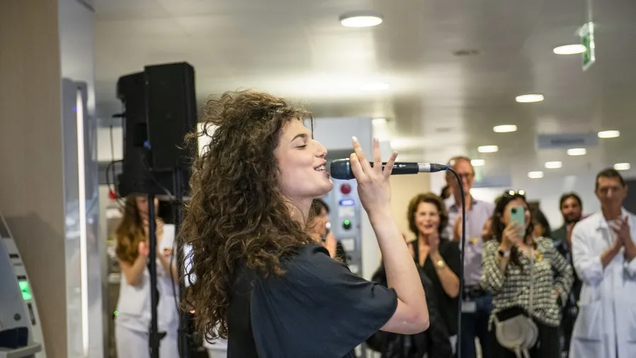 Noa R. chanteuse et ambassadrice de la Fondation CANSEARCH