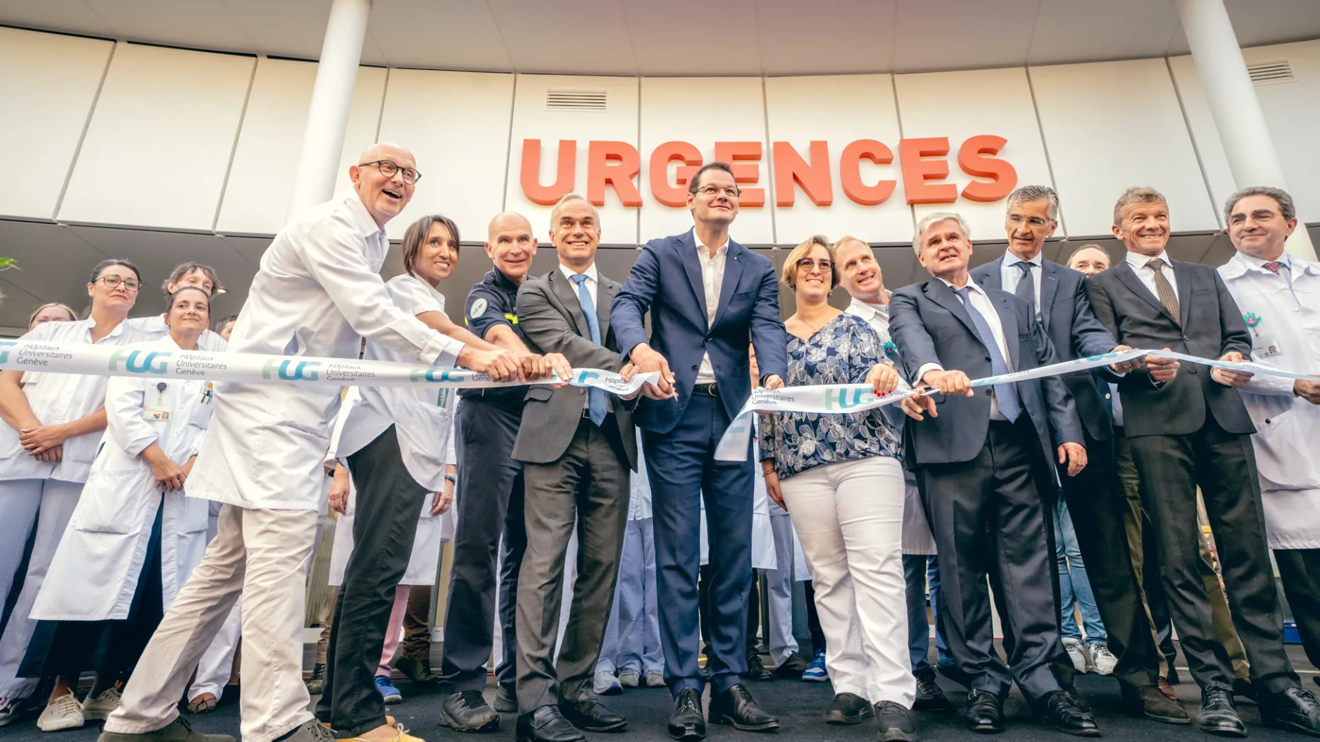 Coupé de ruban à l'inauguration des urgences adultes