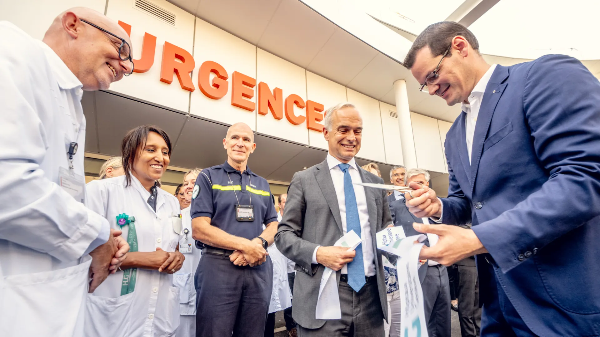 Coupé de ruban à l'inauguration des urgences adultes
