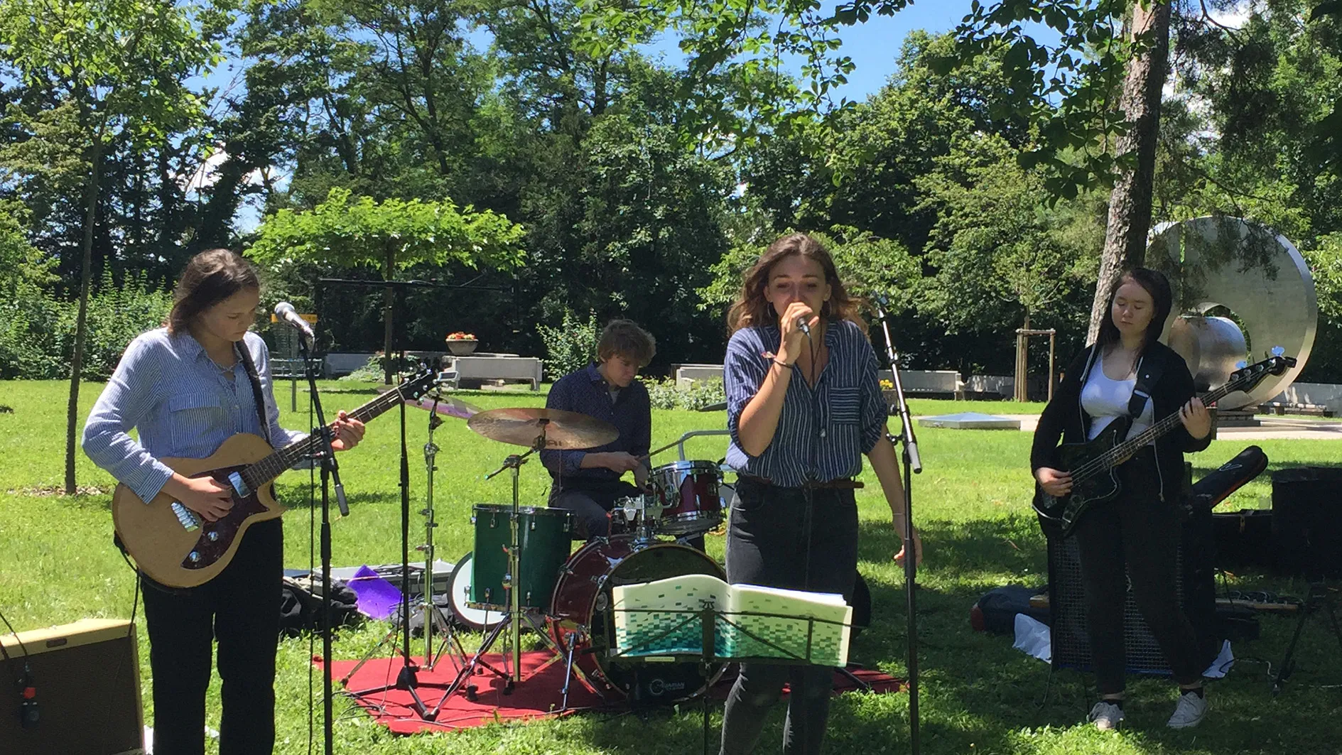 Penélope and the Three Cotton Mops